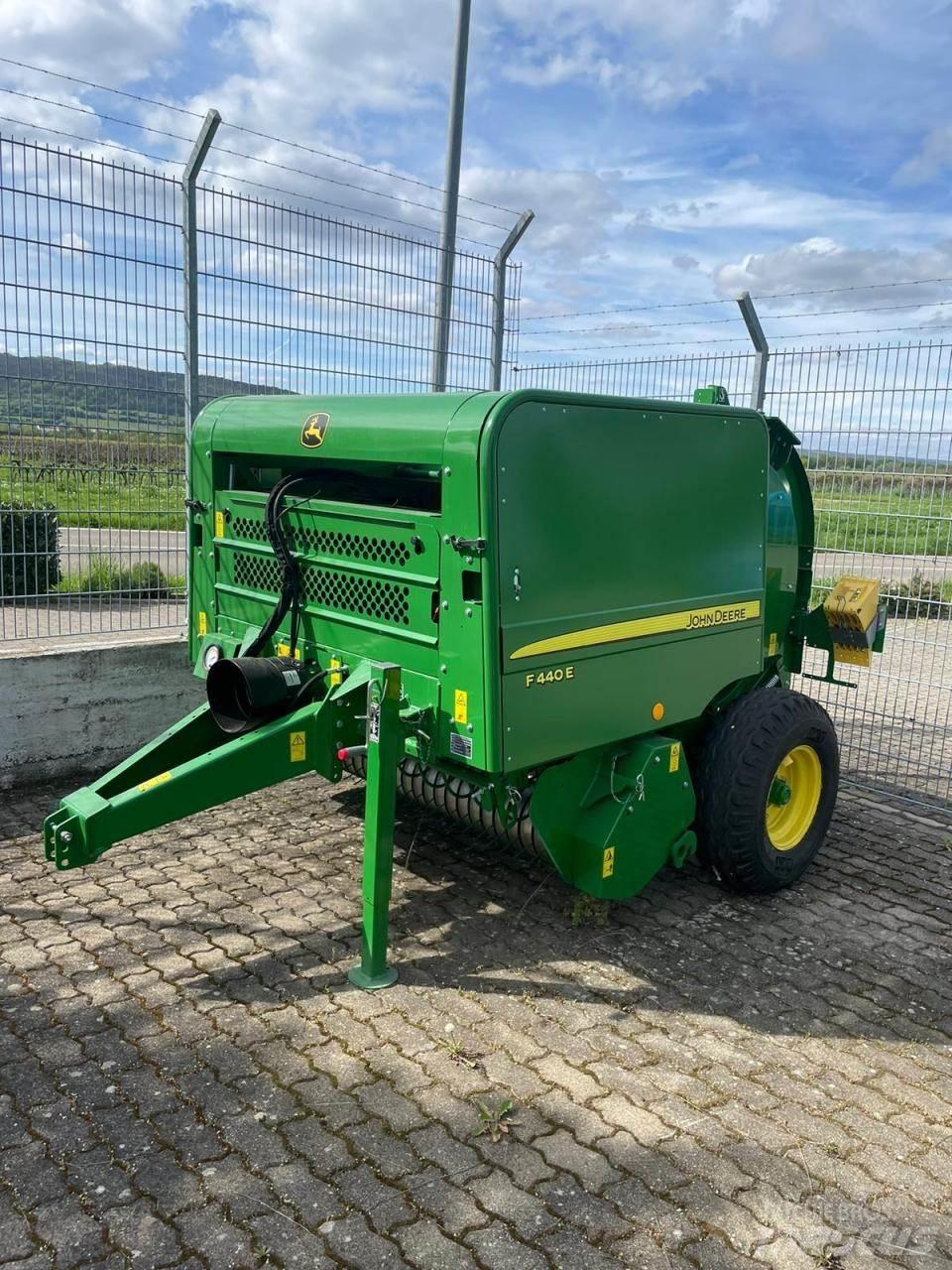 John Deere F440E Masina de balotat cilindric