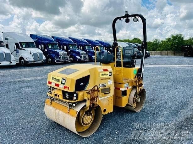 CAT CB 24 Cilindri compactori dubli