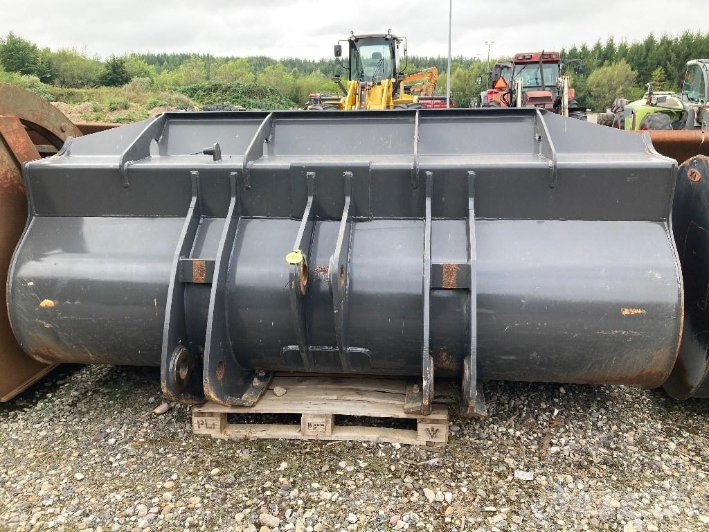 CASE 821 Skovl Incarcator pe pneuri