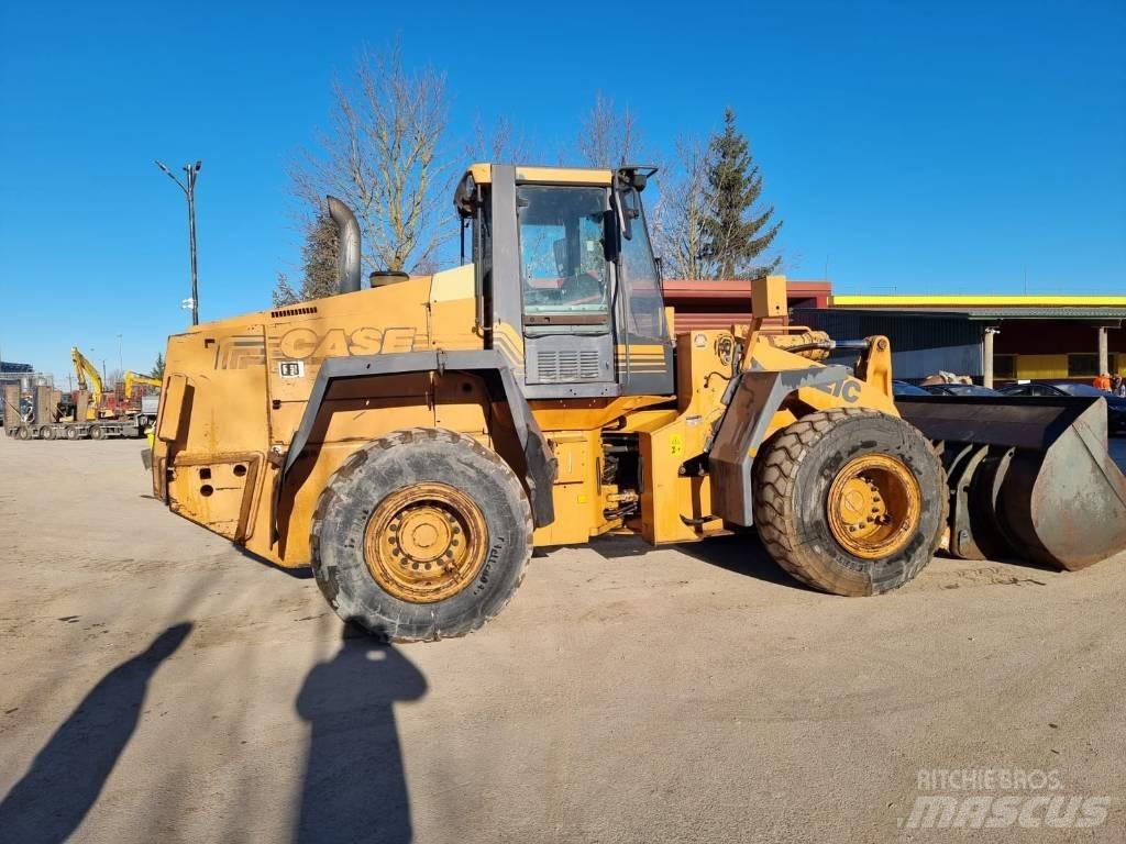 CASE 821 C Incarcator pe pneuri