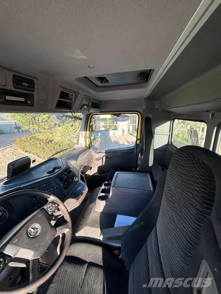 Mercedes-Benz 1530 Containere pentru depozitare