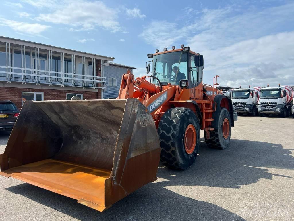 Doosan dl 300 Incarcator pe pneuri