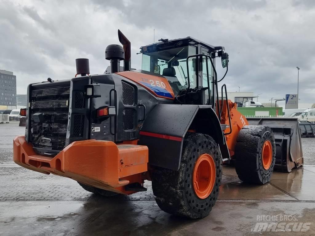 Hitachi ZW 250 Incarcator pe pneuri