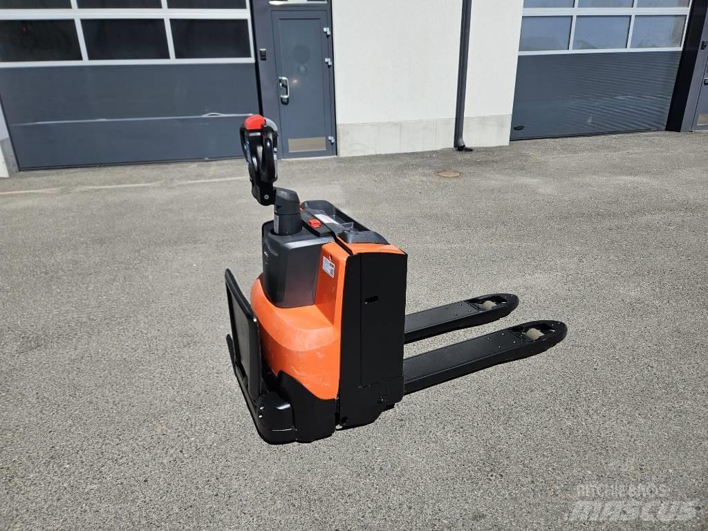 Toyota LWE 200 Transpaleta cu platforma