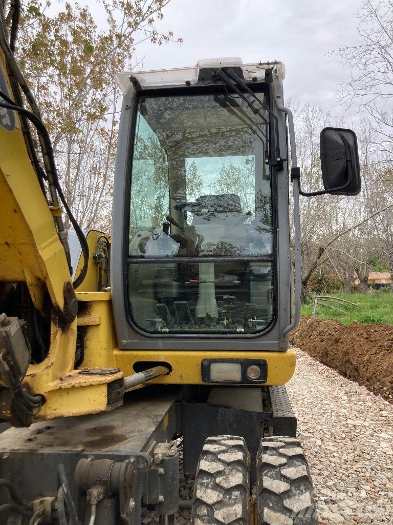 New Holland MH 2.6 Excavatoare cu roti