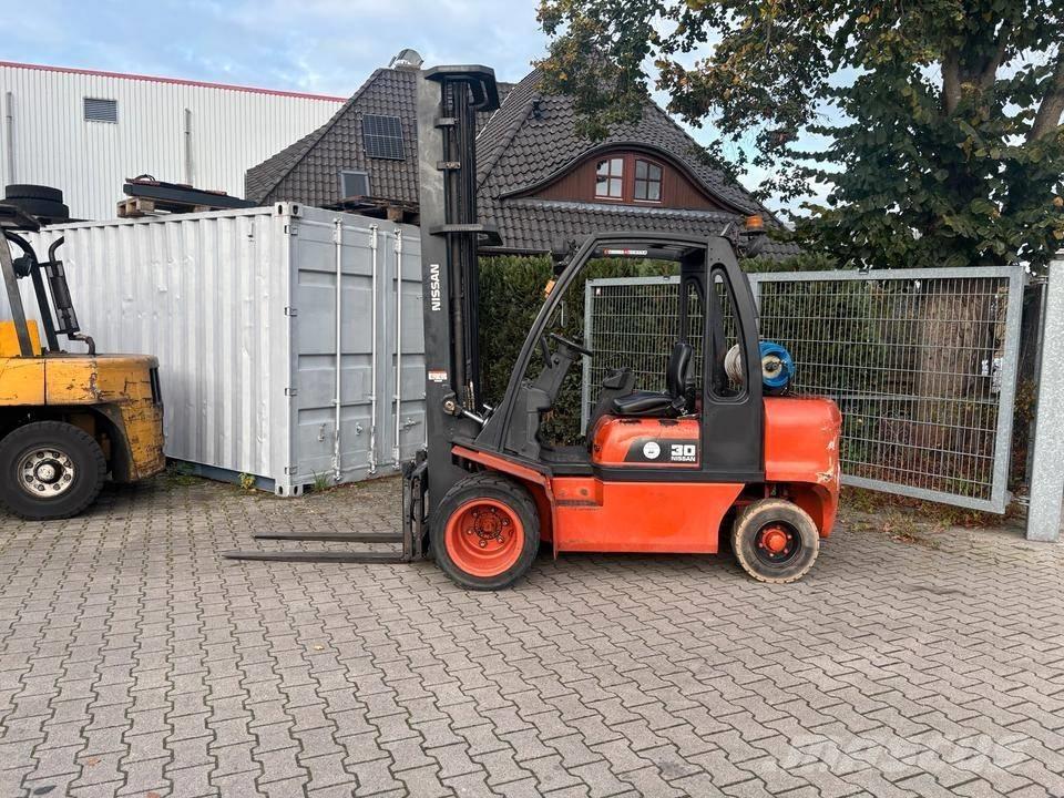 Nissan UGD02 A 30 PQ Stivuitor GPL