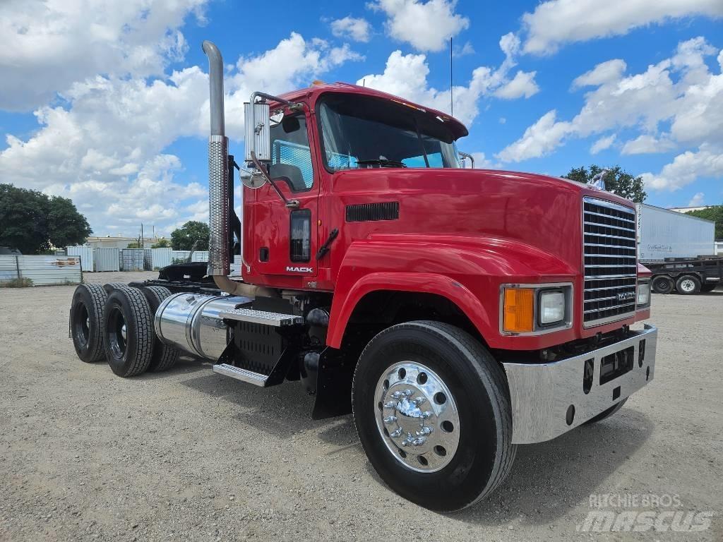 Mack CHU 613 Autotractoare
