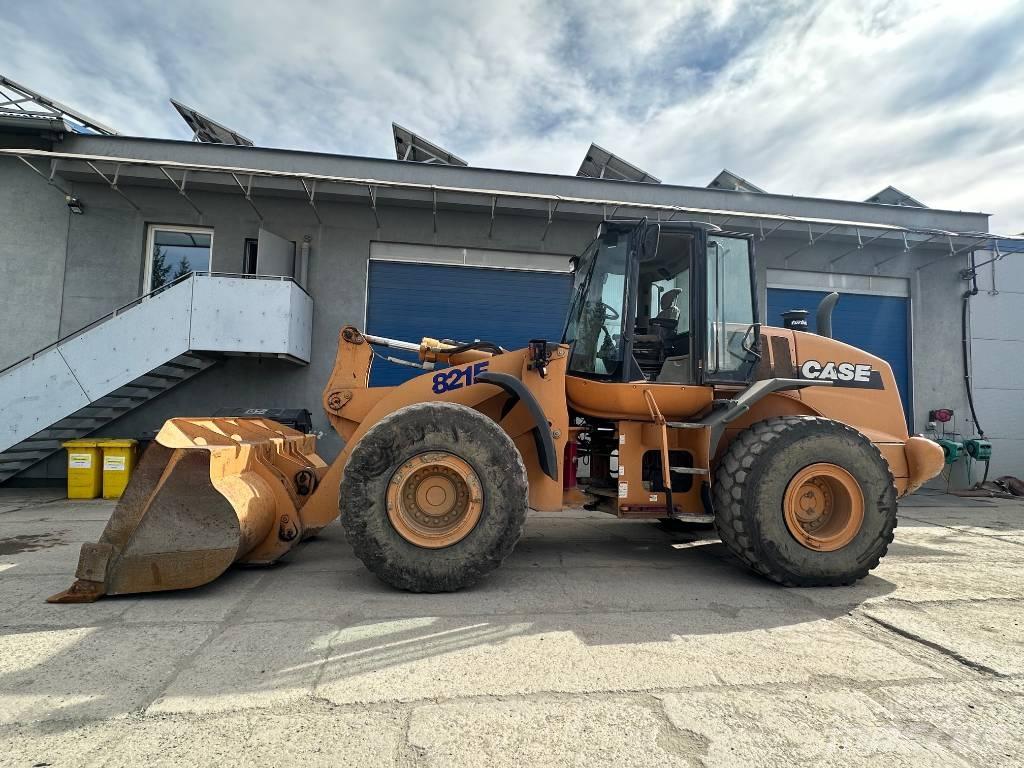 CASE 821 E Incarcator pe pneuri