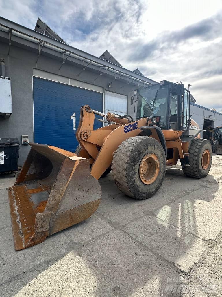 CASE 821 E Incarcator pe pneuri