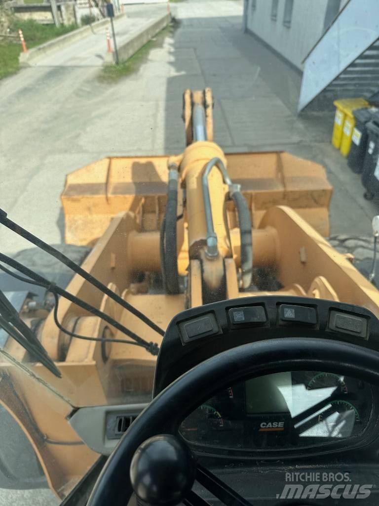 CASE 821 E Incarcator pe pneuri