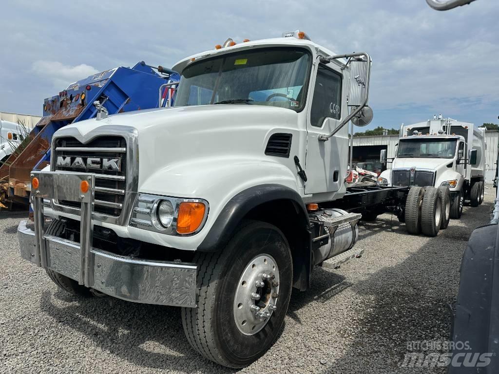 Mack CV 713 Camion cabina sasiu