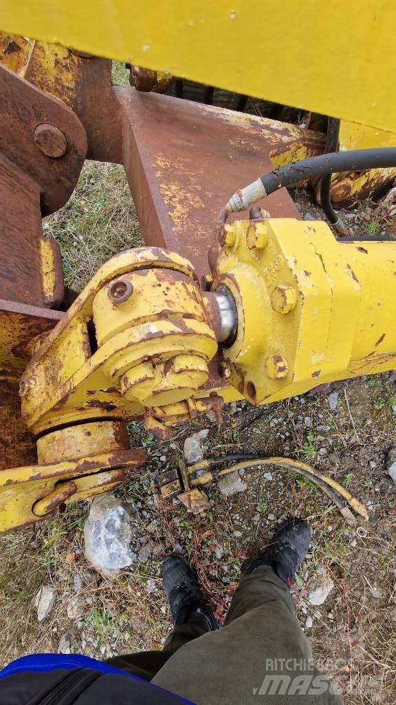 Komatsu D85 Sasiuri si suspensii