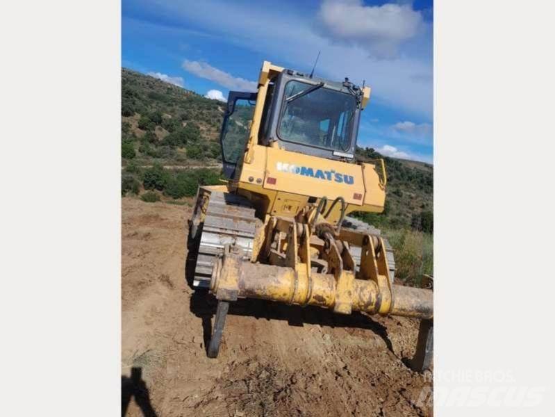 Komatsu D65EX-15 Buldozere pe senile