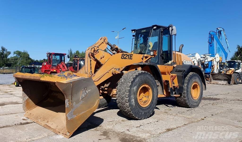 CASE 821 E Incarcator pe pneuri