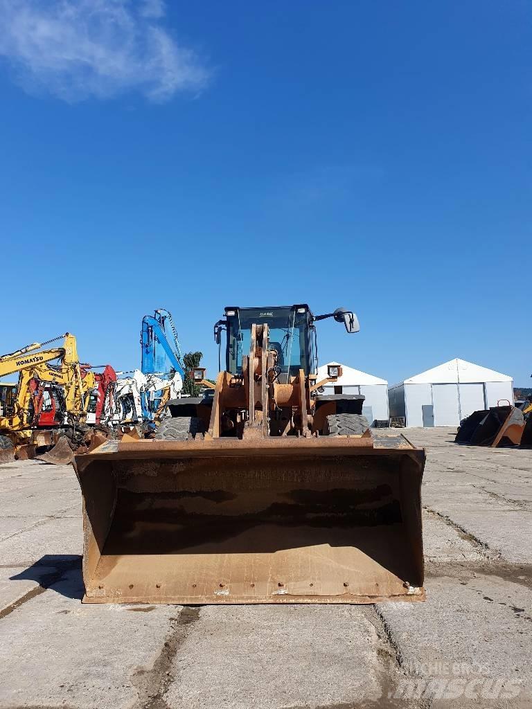 CASE 821 E Incarcator pe pneuri