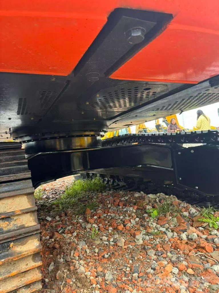 Hitachi ZX 200 Excavatoare pe șenile
