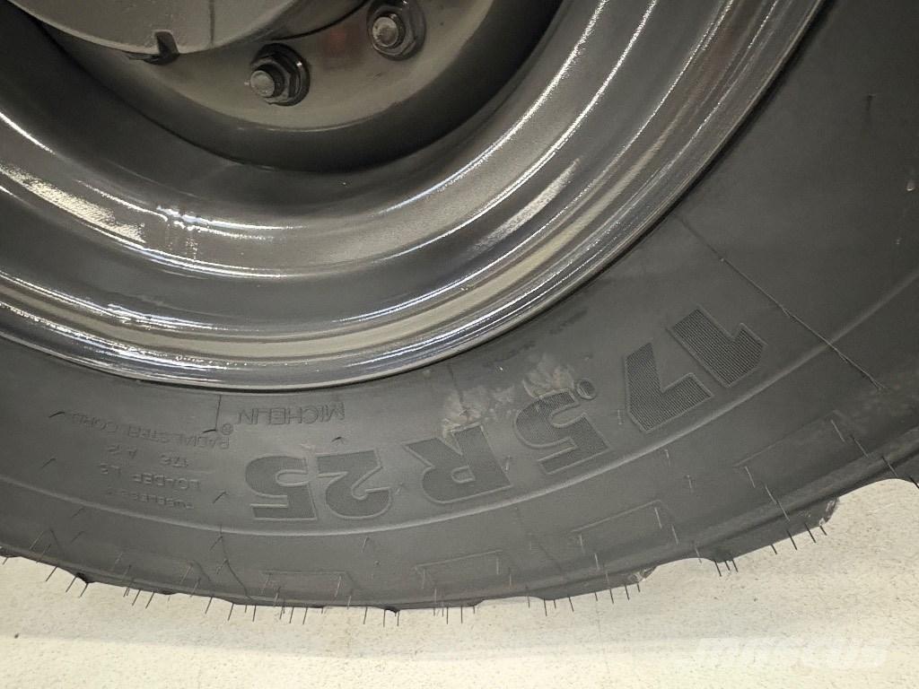 CASE 421 G Incarcator pe pneuri