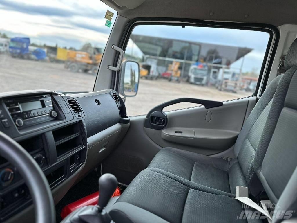 Nissan NT 400 Camioane cu macara