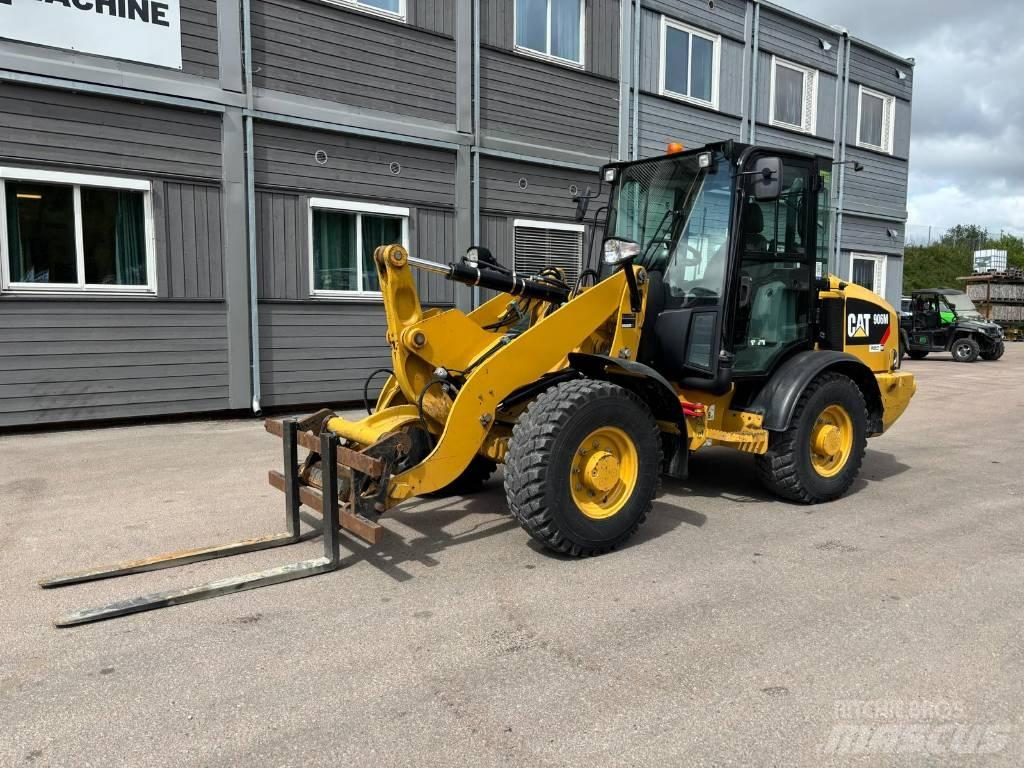  ** SOLD ** CAT 906M Incarcator pe pneuri