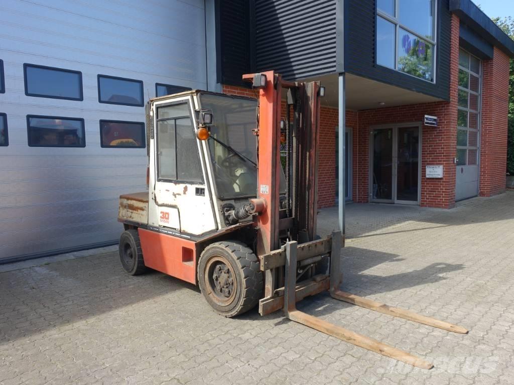 Nissan EGH02 A 30 U Stivuitor diesel