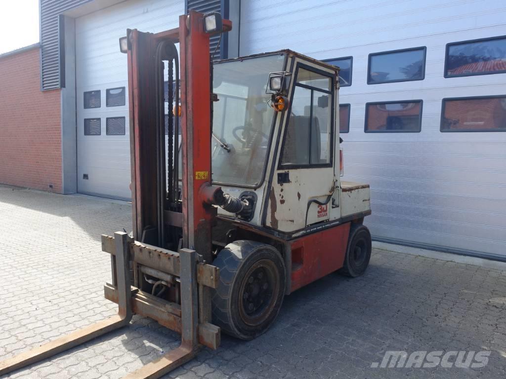 Nissan EGH02 A 30 U Stivuitor diesel