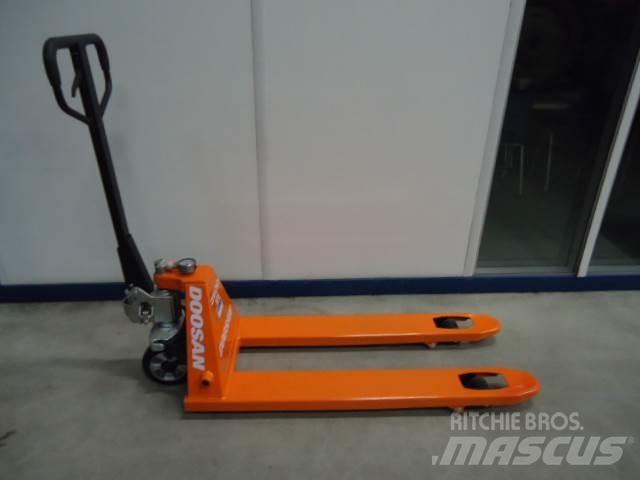 Doosan Pallettruck Transpaleta electica cu furca