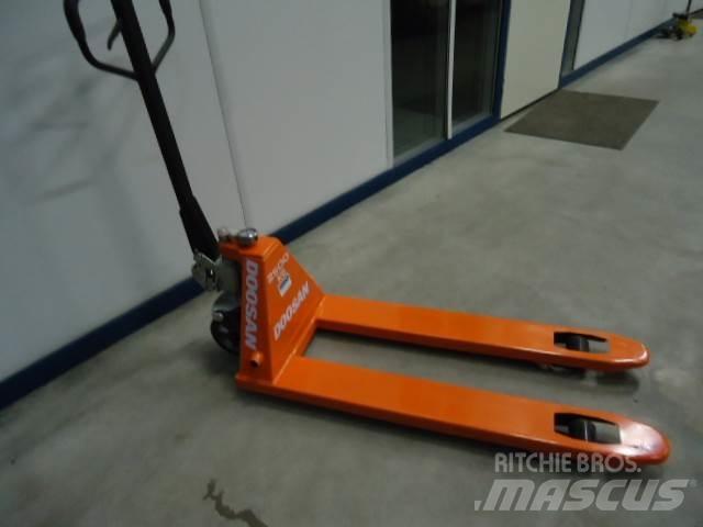 Doosan Pallettruck Transpaleta electica cu furca
