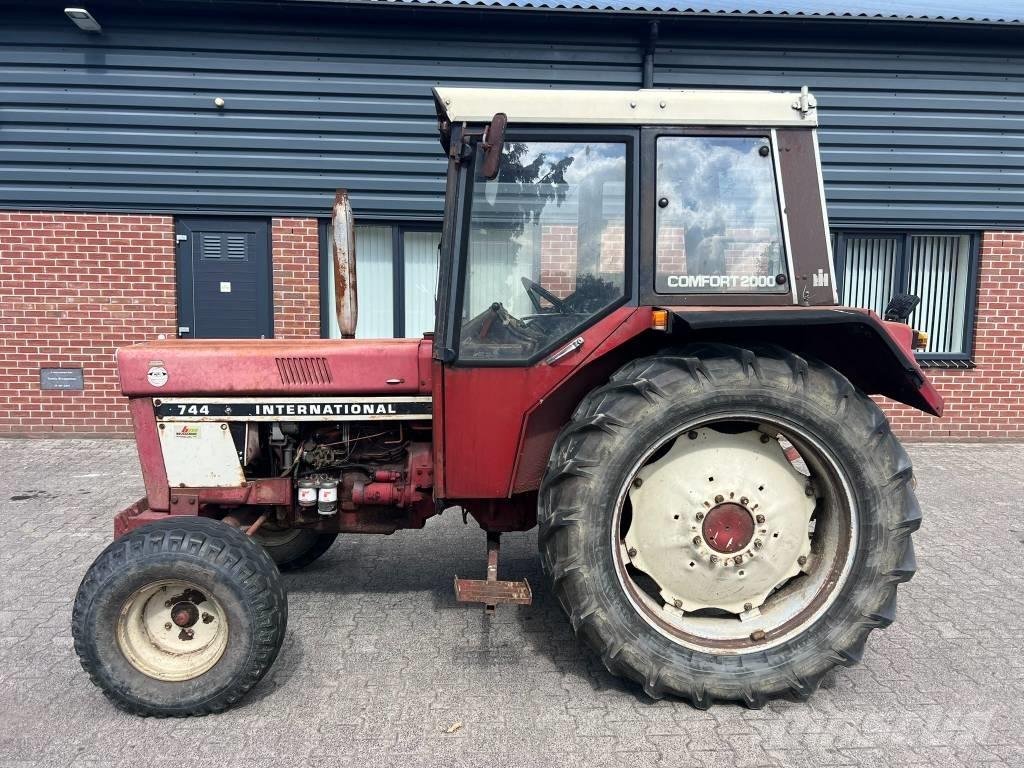 International 744 Tractoare