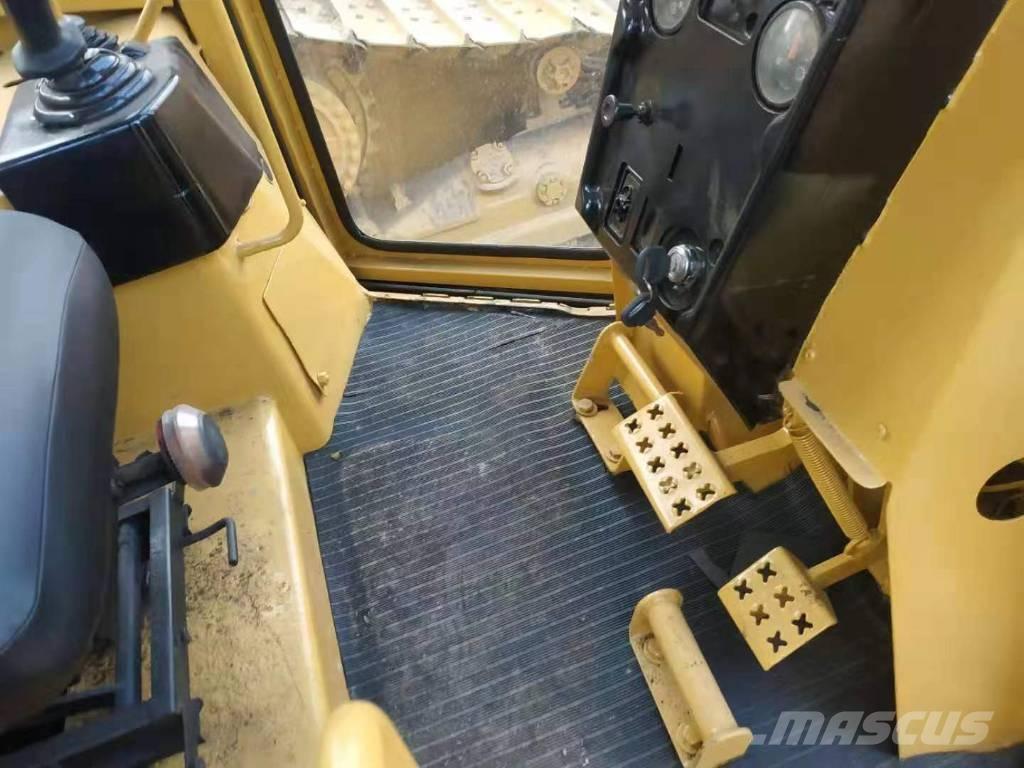 CAT D5M Buldozere pe senile