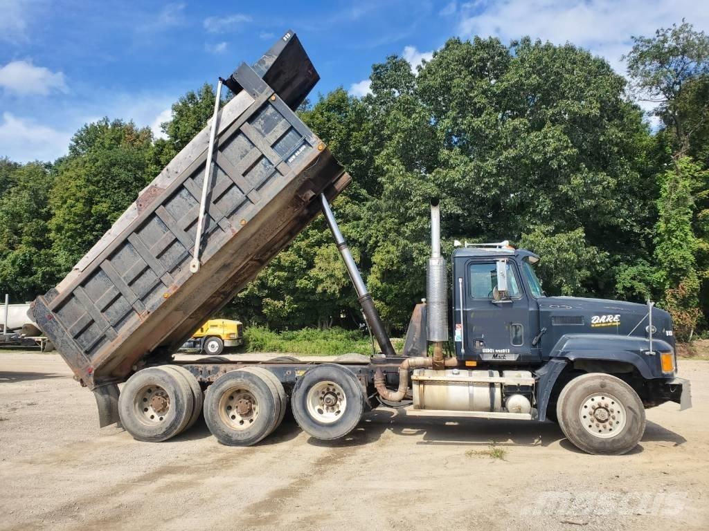 Mack CL713 Autobasculanta