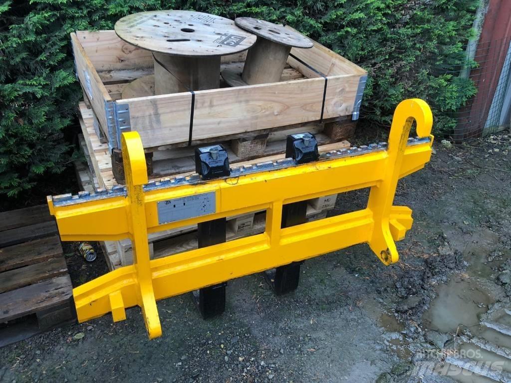 JCB PALLET FORKS Alte masini si accesorii pentru încarcat si sapaturi