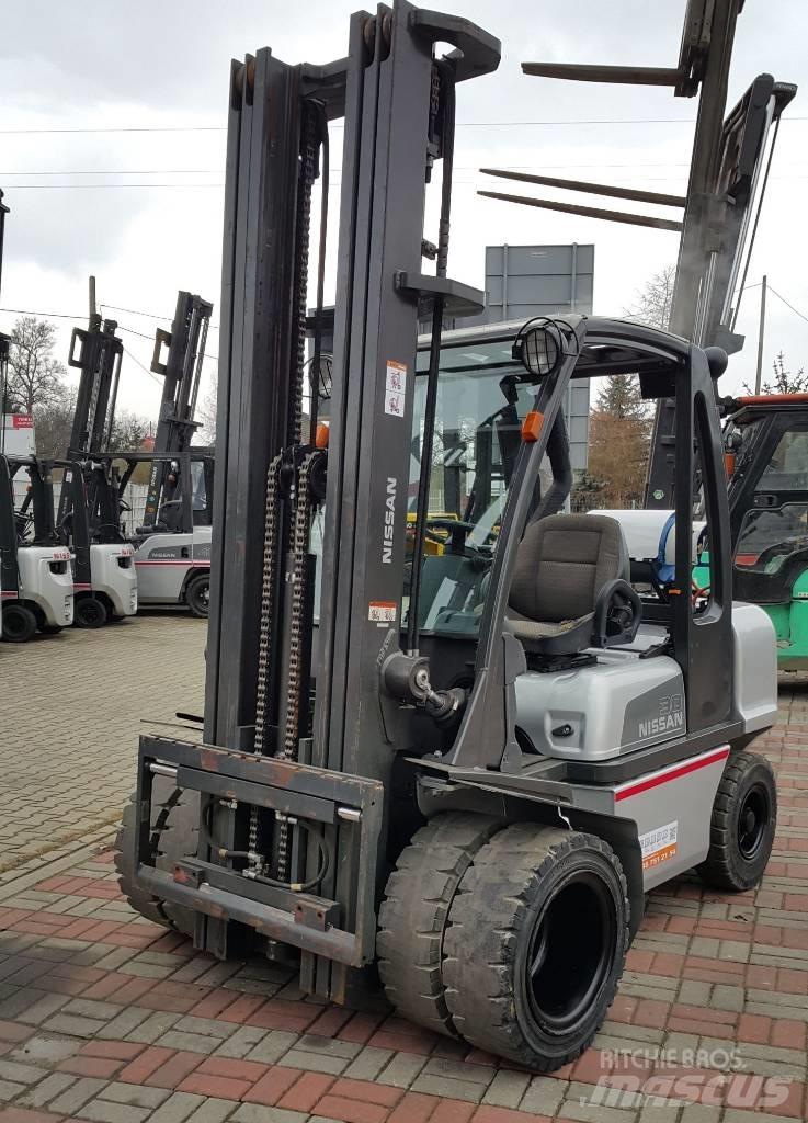 Nissan UG1D2A30LQ Stivuitor GPL
