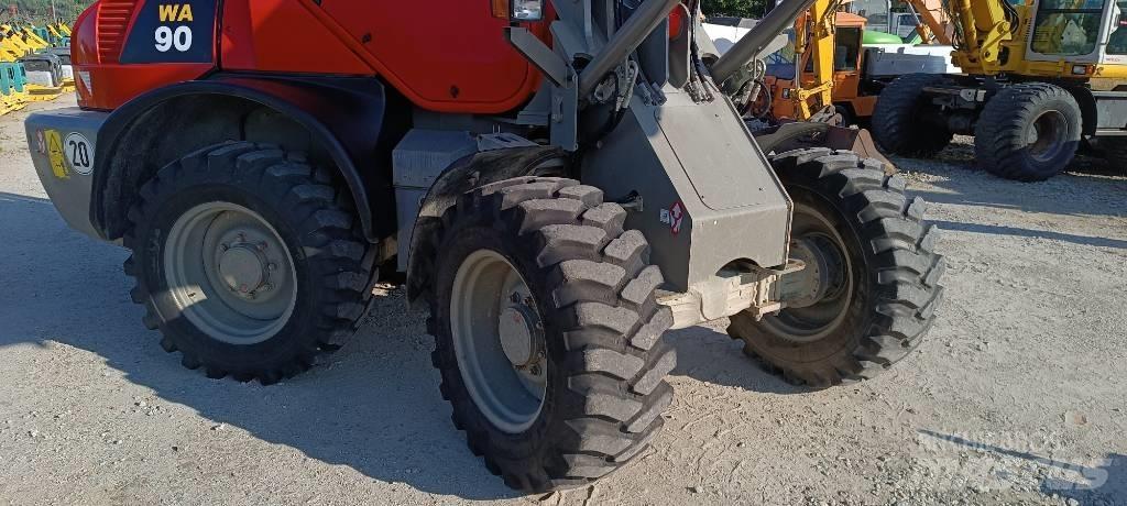 Komatsu WA 90 Incarcator pe pneuri