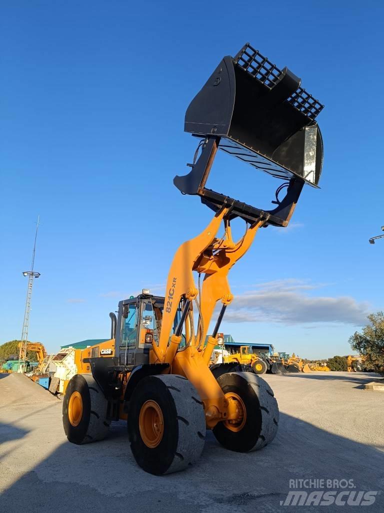 CASE 821C XR Incarcator pe pneuri