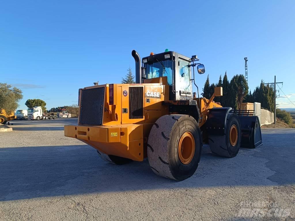 CASE 821C XR Incarcator pe pneuri