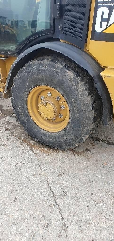 CAT 906M Incarcator pe pneuri