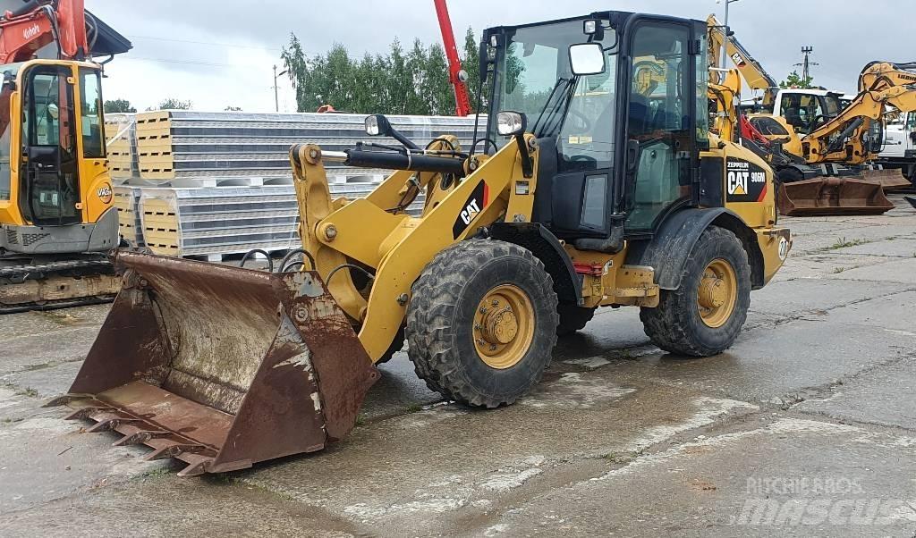 CAT 906M Incarcator pe pneuri