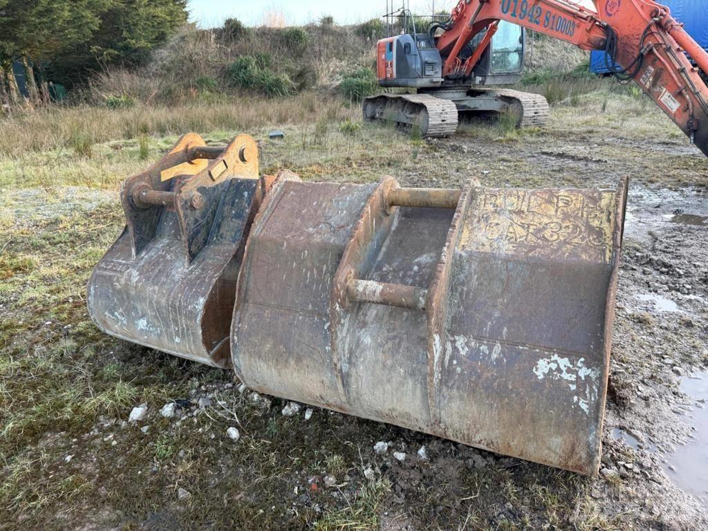 Hitachi ZX225USRLC-3 Excavatoare pe șenile
