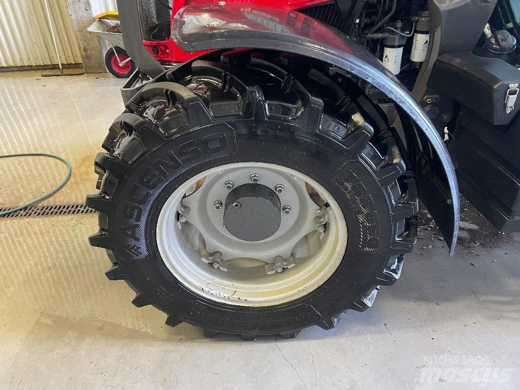 Massey Ferguson 5713 Tractoare