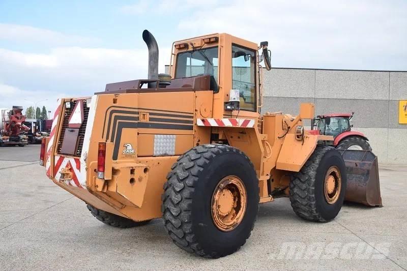 CASE 821B Incarcator pe pneuri