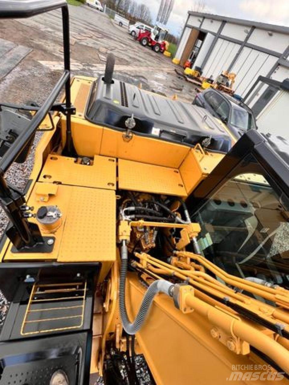 CAT 318EL + HS21 Excavatoare pe șenile
