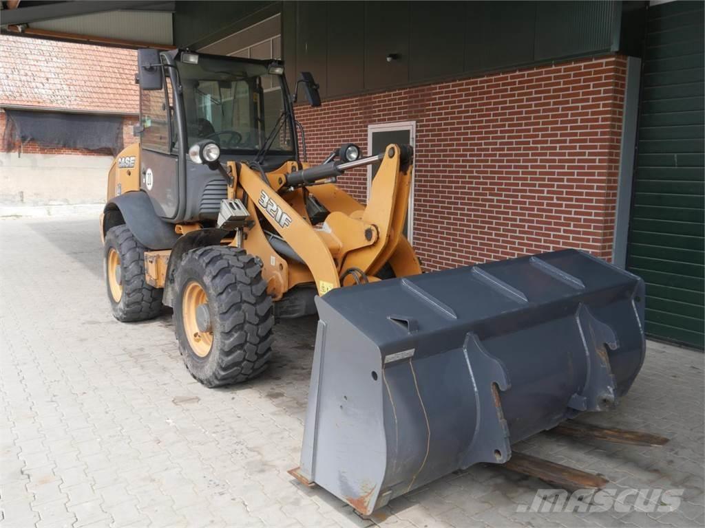 Case IH 321 F Incarcator pe pneuri