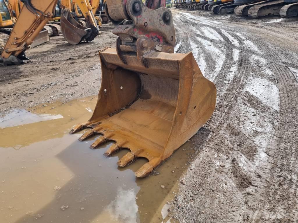 JCB JS220 LC T4 Excavatoare pe șenile
