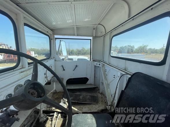 Diamond T M13 Camion cabina sasiu