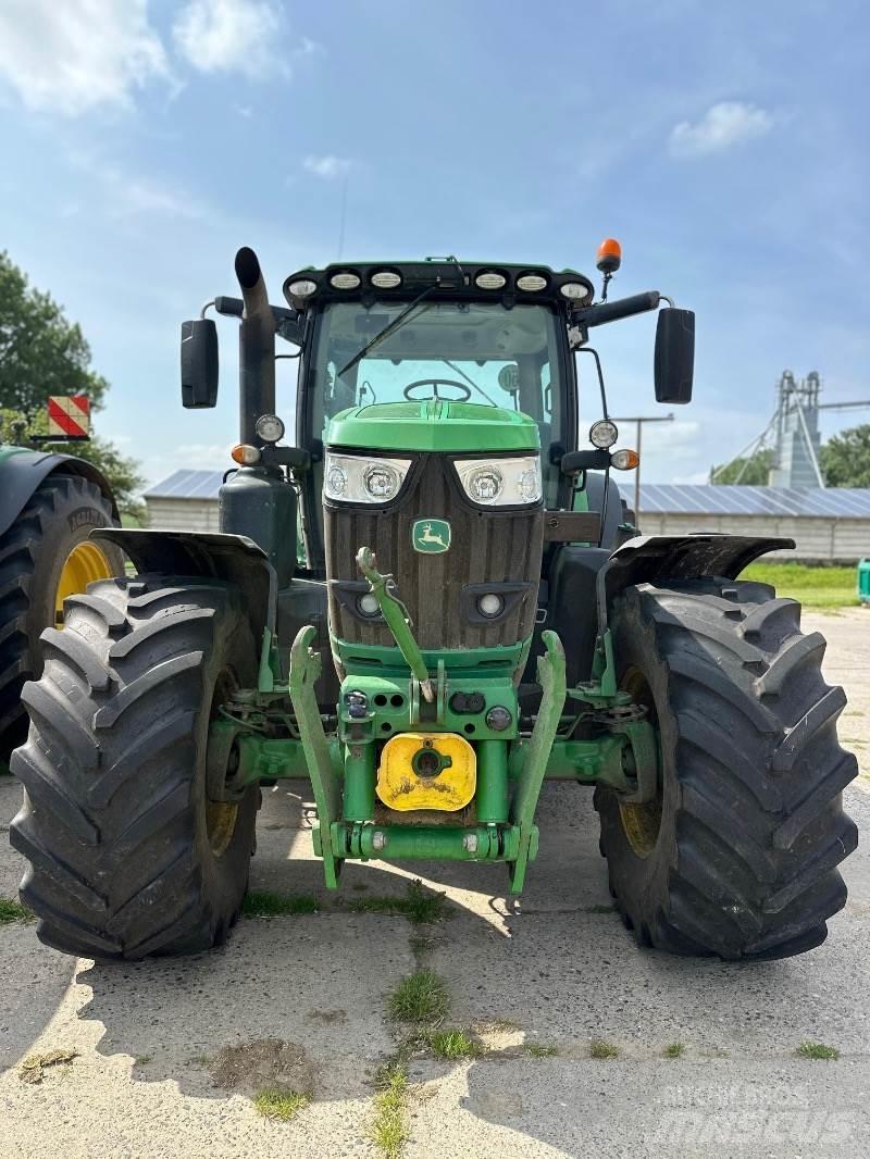 John Deere 6215R Tractoare