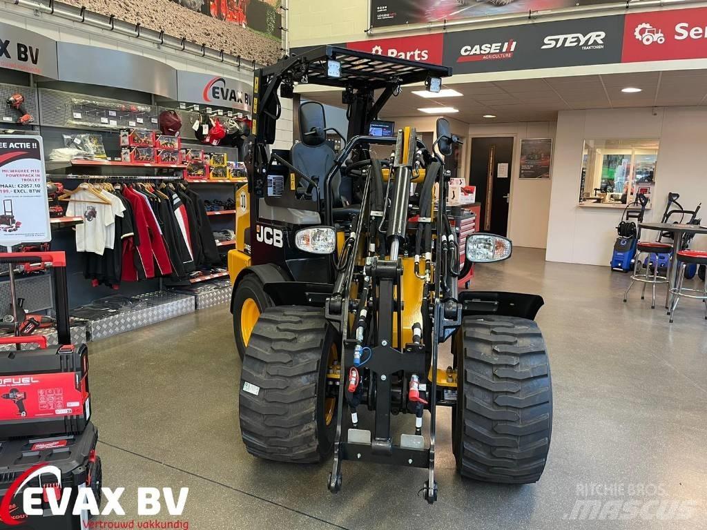 JCB 403 Plus Incarcator pe pneuri