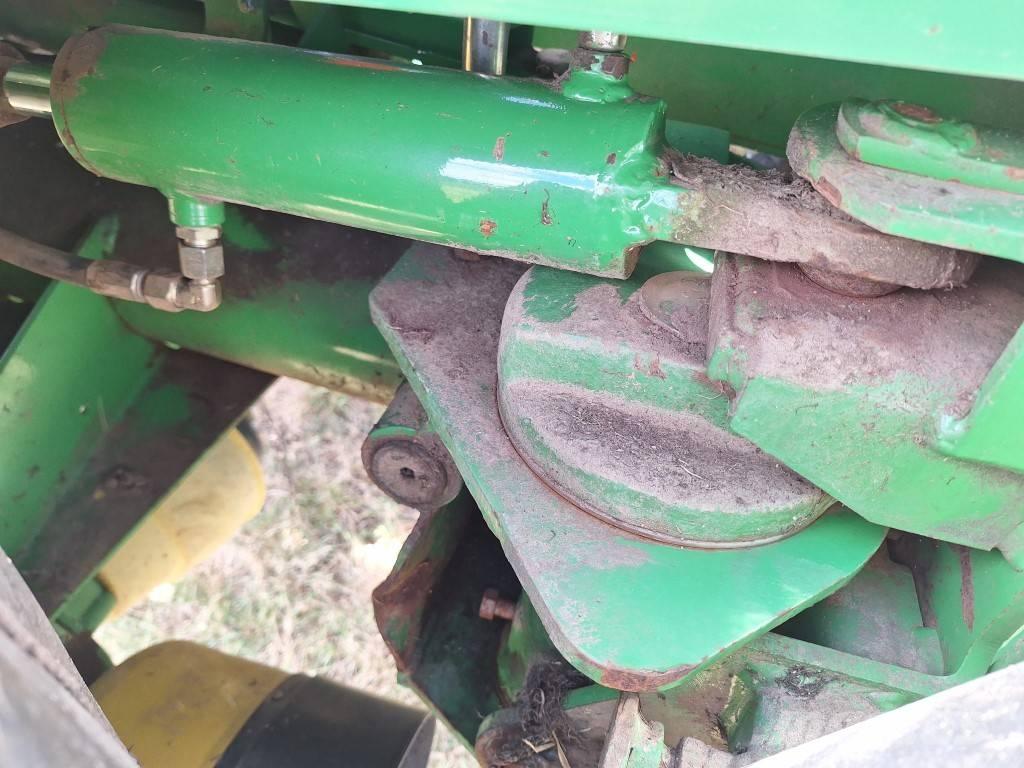 John Deere 328 Cositoare de iarba cu umidificator