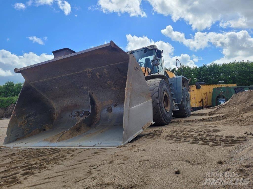 Liebherr L 586 Incarcator pe pneuri