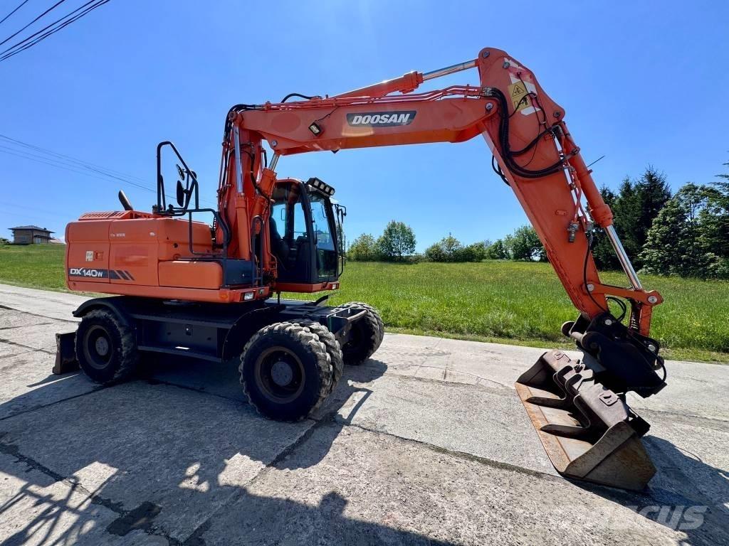 Doosan DX 140 W-3 Excavatoare cu roti