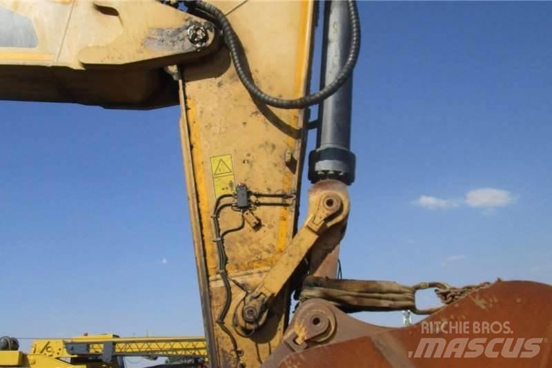 CAT 374FL Mini excavatoare < 7t